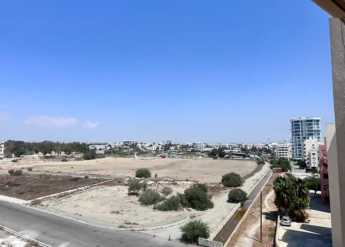 Near Makenzie 51 Appartamento Larnaca